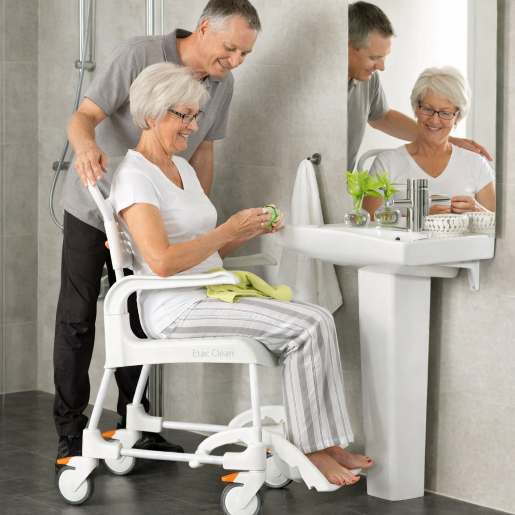 Etac Clean Dusch- & Toilettenrollstuhl – schmal, sicher & pflegeleicht