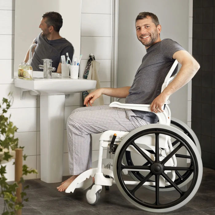 Etac CLEAN Dusch- und Toilettenrollstuhl 24" Räder